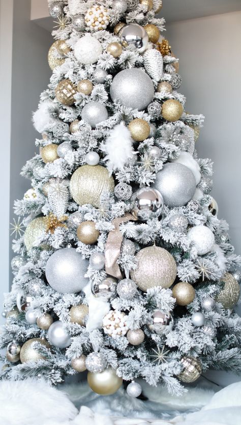 Gold and Silver Flocked Christmas Tree White Christmas Tree Decorations, Gold Christmas Tree Decorations, Flocked Christmas Tree, Silver Christmas Decorations, Christmas Tree Decorating Themes, Flocked Christmas Trees Decorated, Glam Christmas, Elegant Christmas Trees, Real Christmas Tree