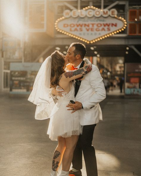 This is the best way to elope in Vegas! With our Desert Dreams & Vegas Vibes™️ elopement photo & video package, you can elope in a Las Vegas chapel, do a cool photoshoot in Vegas on Fremont Street, pop champagne, eat pizza and wedding cake! Then you can head out to the Las Vegas desert for an amazing sunset with beautiful wedding portraits in nature. Las Vegas Wedding Photographer + Videographer: @treeoflifelasvegas @treeoflifefilmsandphotos Wedding Venue: @littlewhiteweddingchapel @al... Las Vegas Couple Photoshoot, Vegas Wedding Photoshoot, Elope In Vegas, Las Vegas Chapel, Cool Photoshoot, Vegas Chapel, Las Vegas Desert, Las Vegas Wedding Photos, Vegas Wedding Photos