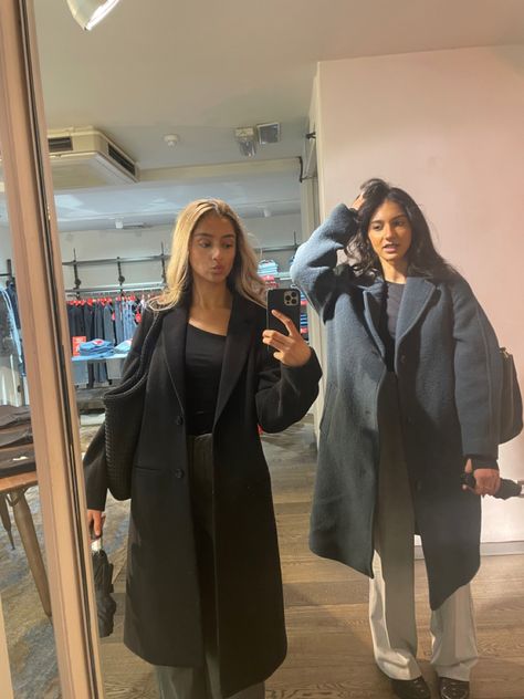 Big Coats Outfit Black, Long Black Faux Fur Coat Outfit, Trench Coat Stockholm Style, Zara Black Coat, Zara Coat Outfit, Black Raincoat Outfit, Winter Coat Aesthetic, Black Long Coat Aesthetic, Black Coat Outfit Winter