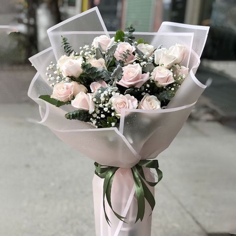 A beautiful bouquet of white roses wrapped in a pretty paper. Rose Flower Arrangements, White Rose Bouquet, Luxury Flower Bouquets, Flower Bouquet Diy, Fresh Flower Bouquets, Flower Gift Ideas, Boquette Flowers, Hand Bouquet, Flowers Bouquet Gift