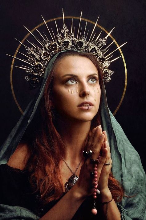 Art Partner, Fashion Photography Inspiration, Gothic Girls, Pics Art, Religious Art, The Cross, Headdress, 그림 그리기, Pose Reference