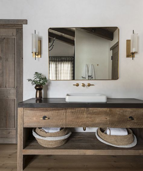 decordemon: Chalet in Montana by Pearson Design Group Montana Interior Design, Chalet Bathroom, Rustic Modern Bathroom, Rustic Bathroom Lighting, Farmhouse Bathroom Vanity, Popular Trends, Crystal Wall Sconces, Rustic Bathroom Decor, Rustic Bathrooms