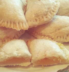 Lemon Hand Pies, Fresh Lemon Recipes, Lemon Recipes Easy, Fruit Hand Pies, Fried Hand Pies, Hand Pies Savory, Lemon Bars Easy, Hand Pie Recipes, Fried Pies