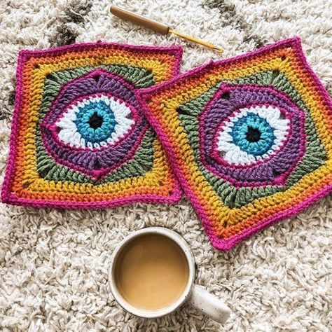 Eye Granny Square, Motifs Granny Square, Granny Square Pattern, Crochet Eyes, Confection Au Crochet, Crochet Coaster, Mode Crochet, Crochet Square Patterns, Square Crochet