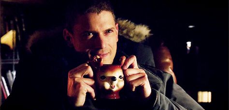 Captain Cold with a cheerful Christmas mug The Flash Captain Cold, Injustice League, Captain Cold, Leonard Snart, Cw Dc, Legends Of Tomorrow, Wentworth Miller, Supergirl And Flash, Prison Break