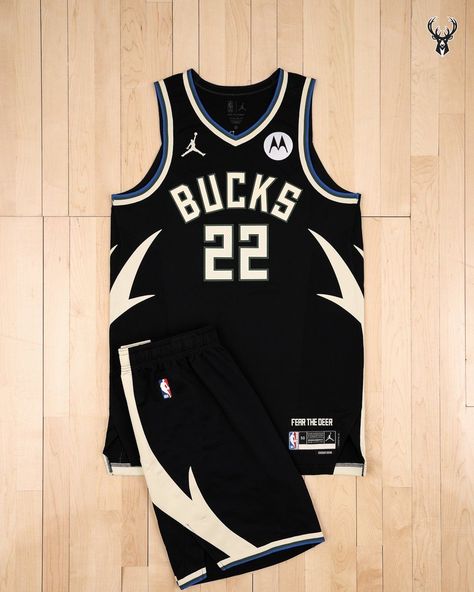 THE MILWAUKEE BUCKS HAVE UNVEILED THE TEAM’S NEW 2022-23 “FEAR THE DEER�” STATEMENT EDITION UNIFORM. THIS IS THE THIRD EDITION OF THE “FEAR THE DEER” SERIES OF THE BUCKS. THE NEW DESIGN FEATURES A BLACK BASE COLOR WITH CREAM ANTLERS RUNNING UP THE SIDES OF RITE SHORTS AND JERSEY. Basketball Jersey Design Ideas Sports, Cool Basketball Jerseys, Zapatillas Nike Basketball, Basketball Logo Design, Basketball Jersey Outfit, Nba Uniforms, Basketball Uniforms Design, Basket Nba, Sport Shirt Design