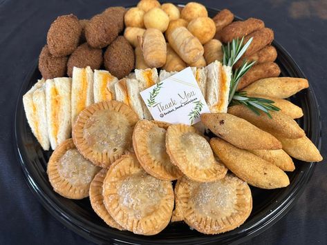 Dominican Wedding Food, Hispanic Appetizers, Dominican Party, Ocean Baby Showers, Food Bakery, Dominican Food, Party Trays, Bbq Party, Healthy Meal Plans