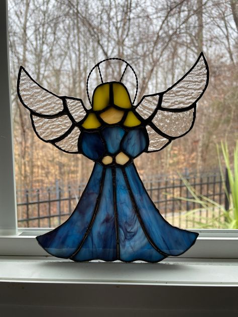 Used clear glass for wings and blue glass for dress. 20 gaugee wir for halo with twisted wire supports Stained Glass Angel Tree Topper, Stained Glass Angel Patterns Free, Angel Stained Glass Patterns, Christmas Flash, Glass Angels, Stained Glass Cookies, Angel Suncatcher, Stained Glass Angel, Christmas Angel Ornaments