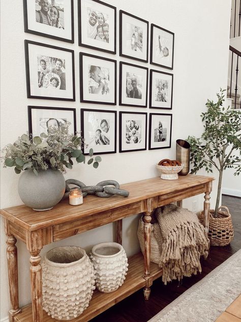 Entryway Table Decor, Entryway Ideas, Home Entrance Decor, Entryway Table, Decor Home Living Room, Living Room Inspo, Hallway Decorating, Dream Home Design, Living Room Inspiration