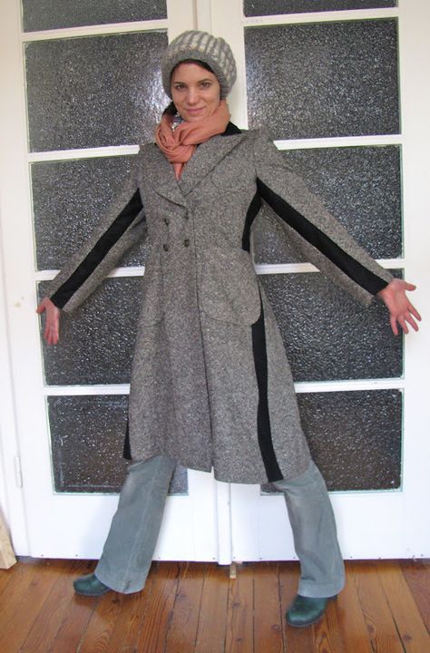 Interesting way to make a tight coat bigger. Diy Vetement, Altering Clothes, Refashion Clothes, Vintage Coat, Upcycle Clothes, Sewing Clothes, Dressmaking, Diy Fashion, Black Fabric