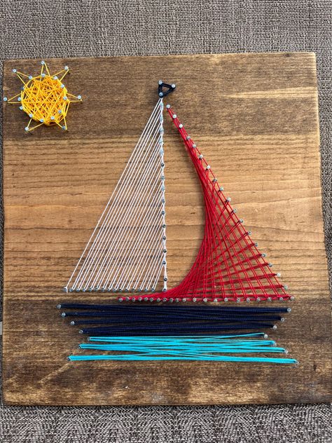 Sail away with this adorable sailboat with sun string art. Delight your friends with this unique gift! A must have for any boat owner.  Dimensions:  6.5x9 Customization can be added by adding a note when ordering ! Unique String Art, String Art Patterns Free, فن الرسم بالمسامير, Sailing Decor, Mops Crafts, Nail String, String Art Tutorials, Cool Room Designs, Nail String Art