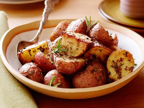 Get Ina Garten's Rosemary Roasted Potatoes Recipe from Food Network Red Skin Potato Recipes, Red Skin Potatoes Recipe, Best Thanksgiving Side Dishes, Rosemary Potatoes, Garlic Roasted Potatoes, Red Skin Potatoes, Roasted Red Potatoes, Roasted Potato Recipes, Hosting Dinner