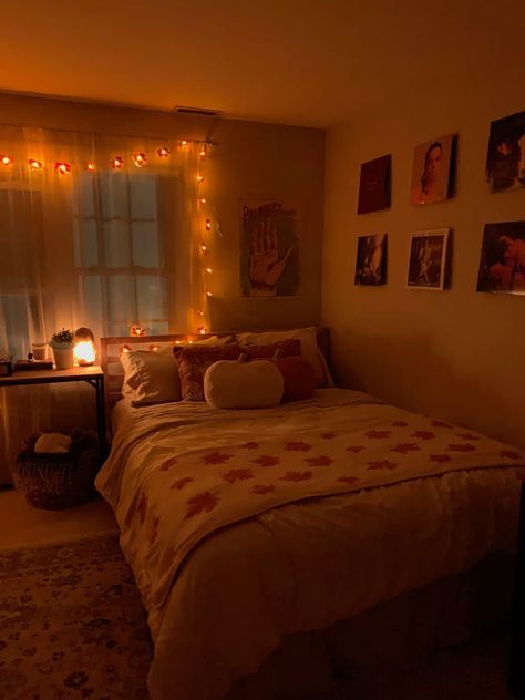 All Too Well Bedroom, Fall Aesthetic Bedroom Ideas, Fall Themed Room Aesthetic, November Bedroom Decor, Autumnal Room Decor, Cute Autumn Room Decor, Fall Room Inspo Aesthetic Cozy, String Light Bedroom Ideas, Room Autumn Aesthetic