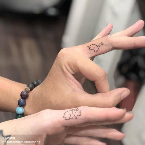 Triceratops and brontosaurus matching tattoos. Fingers Tattoo, Matching Bff Tattoos, Cute Finger Tattoos, Small Finger Tattoos, Bestie Tattoo, Dinosaur Tattoos, Sibling Tattoos, Tattoo Zeichnungen, Marriage Ring