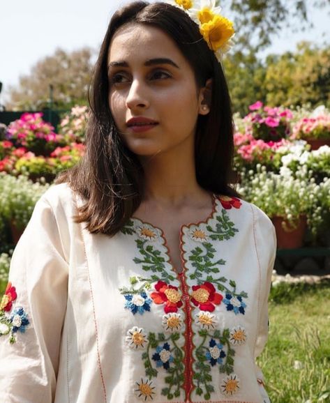 Phulkari Embroidery Suits, Unique Neck Designs For Suits, Pleats Fashion, Kashmiri Embroidery, Embroidery Kurti, Phulkari Embroidery, Flower Machine Embroidery Designs, Hand Embroidery Dress, Embroidery On Kurtis