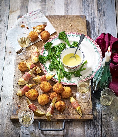 Easy and quick to prepare, this cheesy snack recipe makes the perfect pre-dinner nibble. Pre Dinner Nibbles, Cheesy Snack Recipes, Easy Canapes, Cheesy Snack, Canapes Recipes, Tapas Menu, Tenderstem Broccoli, Sharing Platters, Tapas Recipes