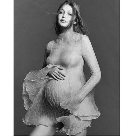 Gigi Hadid Pregnant, Celebrity Maternity Style, Maternity Photography Poses Pregnancy Pics, A Pregnant Woman, Hadid Sisters, Pregnant Celebrities, Maternity Photography Poses, V Magazine, Pregnant Woman