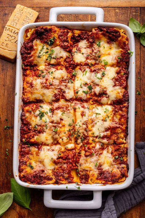 Lasagna Bolognese with Ricotta Winter Lasagna, Ricotta Lasagna, Pasta For Parties, Lasagna Tray, Lasagna Presentation, Bolognese Lasagna, Lasagne Aesthetic, Pasta Lasagna, Traditional Italian Lasagna