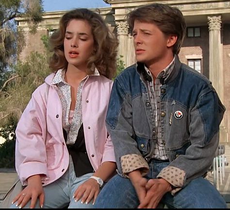 Marty McFly's 1985 two tone denim jacket screenshot for costume reference from Back to the Future. 80s Diy Costume, Marty Mcfly Costume, Chicas Punk Rock, 1980s Outfits, 80’s Aesthetic, Look 80s, 80s Party Outfits, Future Costume, 80’s Fashion