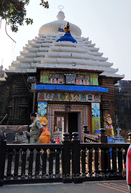 I EXPLORE: Lingaraj Temple, Bhubaneswar Lingaraj Temple Bhubaneswar, Lingaraj Temple, Bullet Bike, Bullet Bike Royal Enfield, Mahadev Quotes, Temple Architecture, Bedroom Wall Colors, Hindu Temple, Royal Enfield