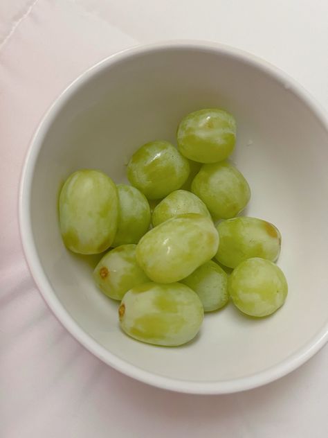 #grapes #snack #healthy #aesthetic Grapes Snack, Green Grapes Aesthetic Wallpaper, Crunchy Grapes, Grape Aesthetic, Grapes Aesthetic Purple, Green Grapes Aesthetic, Grape Snacks, Grape Smoothie, Green Grapes Photography