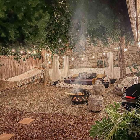 37 Cheap Backyard Makeover Ideas to Give Your Yard a New Look in Just a Weekend Cheap Backyard Makeover Ideas, Picturesque Garden, Inexpensive Backyard Ideas, Peaceful Family, Garden Seating Area, Backyard Seating Area, Family Backyard, Gravel Patio, Cheap Backyard