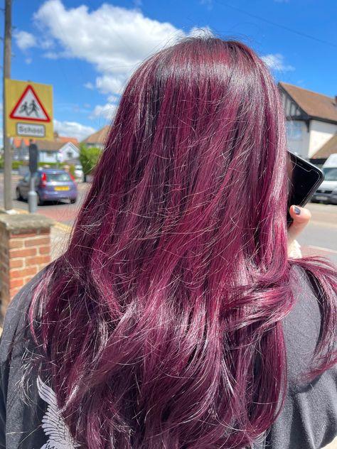 Purple long witchy hair for autumn Purple Red Tinted Hair, Wine Pink Hair, Warm Purple Hair, Dark Magenta Hair, Hair For Autumn, Reddish Purple Hair, Draculaura Hair, Plum Highlights, Plum Purple Hair