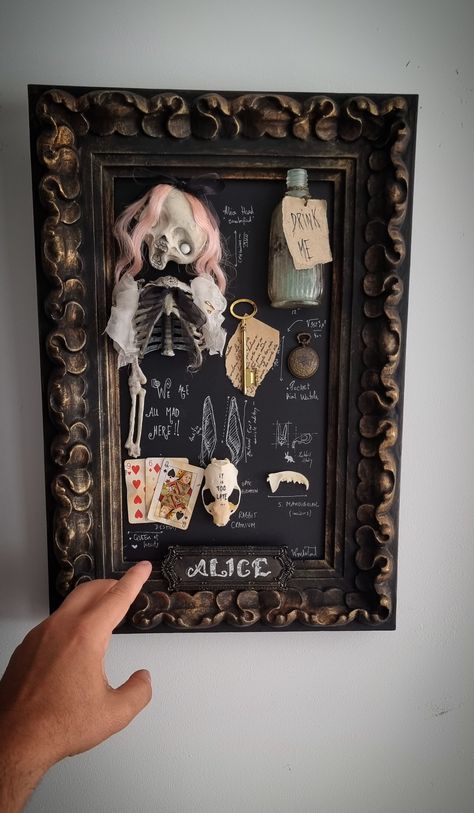 This Alice in Wonderland Gothic Frame is perfect for your home spooky decor and horror aesthetic lovers. OOAK  handmade  30x40cm Wood frame Creepy Picture Frames Diy, Halloween Crafts Aesthetic, Halloween Frames Diy, Diy Oddities, Diy Gothic Decor, Alice In Wonderland Home Decor, Diy Horror, Gothic Room Decor, Pearl Market