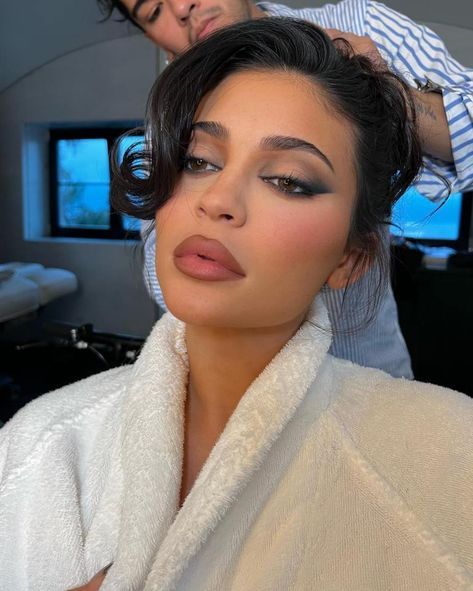 KHLOE Kardashian CURSED at Kylie Jenner for her new glam video from Italy. The 24-year-old and her sister are at Kourtney Kardashian and Travis Barker’s lavish weekend wedding. Kylie, 24, shared a slice of her beauty routine while in Italy. In her May 21st post, she shared photos and a video as she clasped her […] Make Kylie Jenner, Maquillage Kylie Jenner, Siren Eyes, Cruelty Free Makeup Brands, Kylie Makeup, Jenner Makeup, Kyle Jenner, Kylie Jenner Makeup, Kylie Kristen Jenner