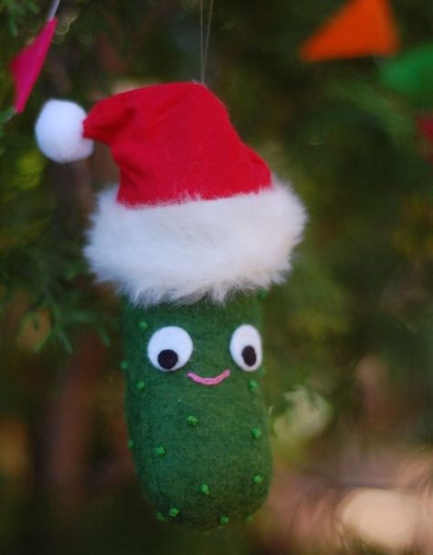 33 Adorable And Creative DIY Ornaments - The Pickle is a must for any German Traditional Christmas!! Diy Pickle Ornament, Christmas Pickle Ornament, Christmas Sewing Patterns, Kids Tree, Felt Ornaments Diy, Pickle Ornament, Diy Felt Christmas Ornaments, Christmas Pickle, Felt Ornaments Patterns