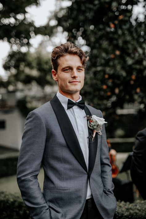 This classy groom wore a blue suit jacket for his garden nuptials | Image by John David Weddings Suits Groom, Wedding Tux, Florence Wedding, Groom Suits, Groom Wedding Attire, Groom And Groomsmen Attire, Wedding Suits Groom, Suit Ideas, Suits Men