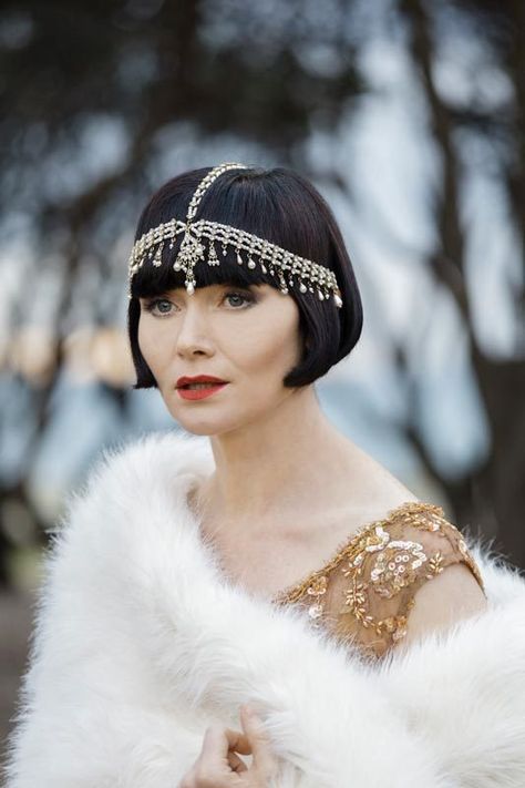 Phryne Fisher's Fabulous Frocks — Miss Fisher’s fifth outfit of “Deadweight” (Season... Miss Fisher Fashion, Essie Davis, Phryne Fisher, Style Année 20, Miss Fisher, 1920s Hair, Mode Retro, Gatsby Style, 20s Fashion