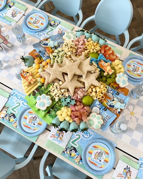 Bluey Birthday Sweets, Bluey 2nd Birthday Party Decorations, Bluey Charcuterie Board, Bluey Birthday Party Table Decor, Bluey Tea Party, Bluey Table Decorations, Bluey Party Food Ideas, Bluey Birthday Food Ideas, Bluey Food Ideas Party