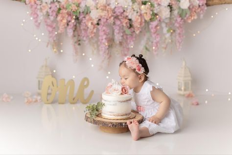 Hanging flowers first birthday photos First Birthday Photo Shoot Ideas Studio, Floral Cake Smash, 1st Photoshoot, Bday Shoot, Smash Cake Girl, Creative Photoshoot, Floating Flowers, Birthday Cake Smash, First Birthday Photos