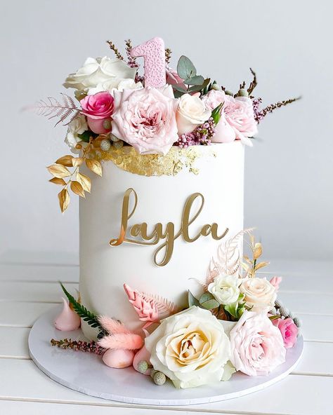 @deliciousbysara on Instagram: “Happy first birthday Layla 🌸  Custom name sign @zooproductco” Birthday Cake Roses, Wedding Cake Fresh Flowers, Birthday Cake With Flowers, 21st Birthday Cakes, Elegant Birthday Cakes, Happy First Birthday, 18th Birthday Cake, Custom Name Sign, Cake Blog