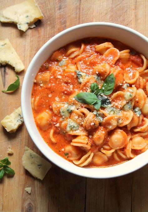 A decadent twist on the classic pasta alla vodka sauce. Vodka sauce is usually served with penne but I loved it with orecchiette. The smooth, rich tomato sauce is laced with vodka, cream and two different cheeses so it's perfect if you're looking for something comforting and indulgent. It can be made spicy or mild. A vegetarian pasta lover's dream! Pasta With Blue Cheese, Pasta Vodka, Cheese Quinoa, Mascarpone Sauce, Quinoa Bake, Pasta Alla Vodka, Vodka Pasta, Alla Vodka, White Pasta