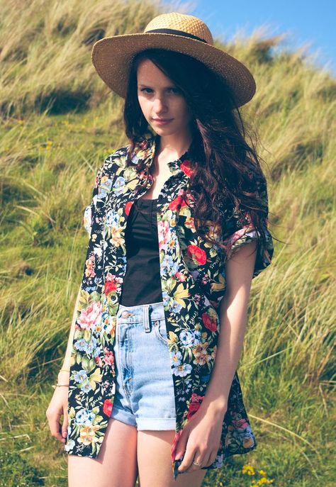 Aloha Shirt Outfit, Celana Khaki, Hawaiian Outfit Women, Floral Shirt Outfit, Hawaiian Shirt Outfit, Floral Hawaiian Shirt, Shirt Outfits, Hawaiian Outfit, Outfit Women