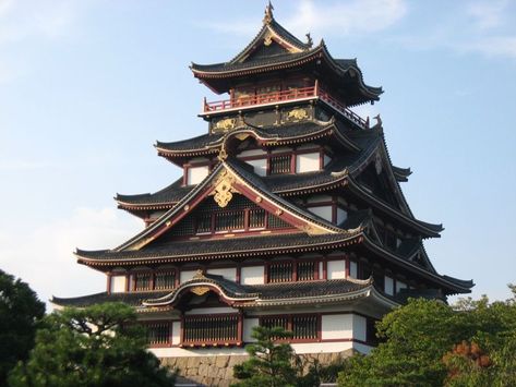 Japanese Guide, Castle Fortress, Japanese Castles, Japanese Buildings, Ancient Chinese Architecture, Traditional Japanese Architecture, Japanese Castle, Japan Architecture, Japanese Temple