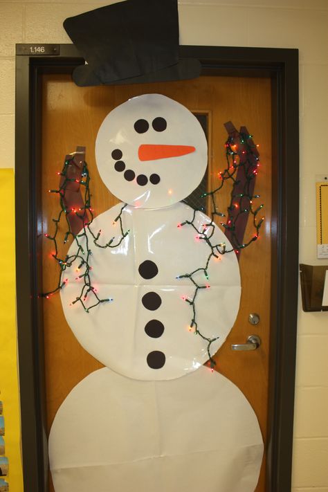 snowman door with lights Math Door Decorations, Christmas Door Decorating, Christmas Door Decorating Contest, Christmas Classroom Door, Winter Door Decorations, School Door Decorations, Snow Place, Christmas Door Decoration, Door Decorating Contest