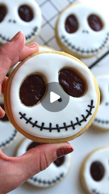 Halloween Linzer Cookies, Spooky Food Ideas For Kids, Spooky Foods, Galletas Halloween, What Is Halloween, Linzer Cookies, Spooky Food, Halloween Food Treats, Ghost Cookies