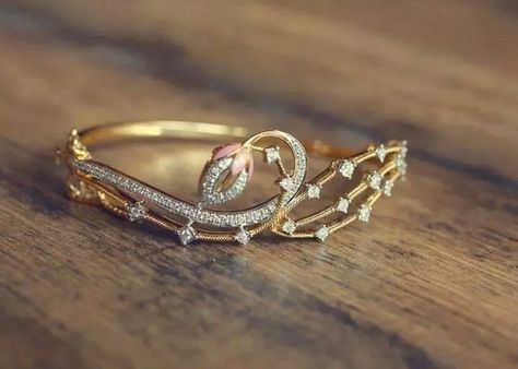 Tanishq Jewellery, Diamond Bracelet Design, Gold Rings Fashion, Gold Rings Jewelry, Gold Ring Designs, Jewelry Bracelets Gold, Bangles Design, Bangles Jewelry Designs, Bracelets Gold Diamond