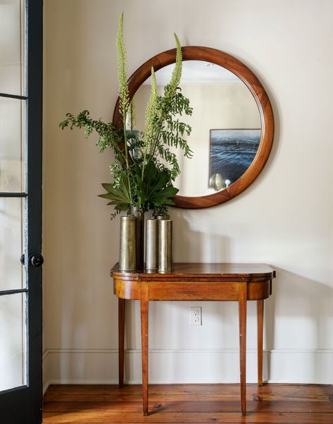 Workstead gives Charleston row house "southern modernism" makeover Foyer Design, Wooden Staircases, Dark Interiors, Row House, Charleston South Carolina, House Built, Ceiling Decor, House And Home Magazine, Transitional Design