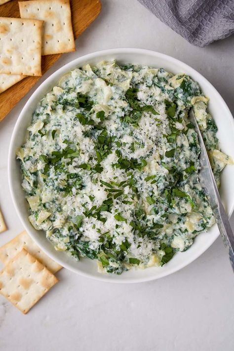 Made with Greek yogurt and packed full of spinach, this healthy artichoke dip is packed full of flavour while still being good for you! Healthy Artichoke Dip, Cold Spinach Artichoke Dip, Recipe Greek Yogurt, Healthy Spinach Artichoke Dip, Healthy Party Appetizers, Salad Appetizer Cups, Healthy Dip, Spinach Artichoke Dip Recipe, Artichoke Dip Recipe