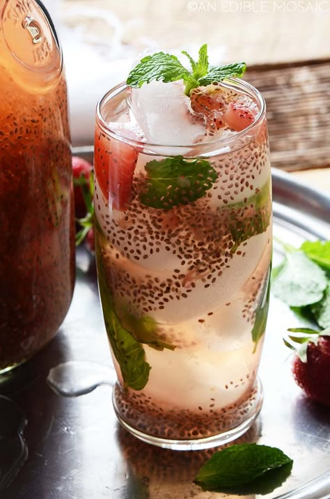 strawberry chia seed iced green tea Green Tea Chia Seed Drink, Strawberry Green Tea, Citrus Water, Warm Drinks Recipes, Chia Seed Drinks, Chia Seed Water, Green Tea Drinks, Chia Seed Recipes Pudding, Iced Green Tea