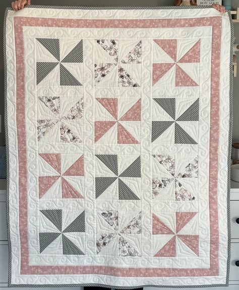 Easy Quilt Patterns Free, Pinwheel Baby Quilt, Free Baby Quilt Patterns, Baby Quilt Patterns Easy, Pinwheel Quilt Pattern, Pinwheel Quilt Block, Neutral Baby Quilt, Girl Quilts Patterns, Missouri Quilt