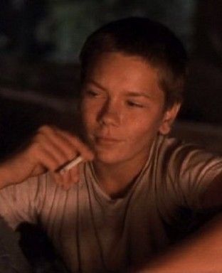 River Phoenix as Chris Chambers in "Stand by Me", 1986 Chris Stand By Me, River Phoenix Stand By Me, Chris Chambers Stand By Me, Wyatt Core, Stand By Me Film, Mid90s Aesthetic, Chris Chambers, 80s Men, River Phoenix