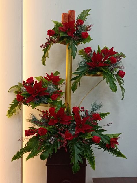 Christmas Church Flower Arrangements, Christmas Flower Arrangements For Church, Church Altar Flowers, Xmas Flowers, Christmas Flower Decorations, Church Christmas Decorations, Altar Arrangement, Altar Flowers, Flower Arrangement Designs