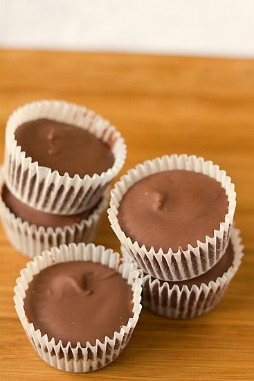 Homemade Reese's cups   EASY.  Be nice for Christmas cooking Homemade Reeses Cups, Bbq Dessert, Vegetable Shortening, Homemade Peanut Butter Cups, Sunflower Butter, Homemade Peanut Butter, Homemade Candies, Yummy Sweets, How Sweet Eats