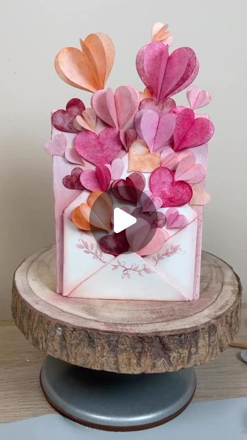 Wafer Paper Cake Tutorial, Wafer Paper Cake Decoration, Heart Cake Decoration, Wafer Paper Cake, Sweet Tables, Creative Cake Decorating, Wafer Paper, Heart Cake, Sugar Paste