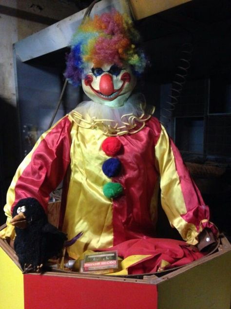 Showbiz Pizza Aesthetic, Cj Core, Abandoned Animatronics, Real Animatronics, Clown Core Aesthetic, Creepy Clown Art, Clown Animatronic, Dollhouse Attic, Clown House